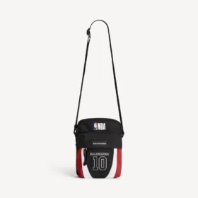 Balenciaga para hombre | Bolso bandolera Explorer de la colaboración con la NBA en negro/blanco/rojo bermellón