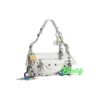 Bolso bandolera pequeño Le Cagole con efecto desgastado y dijes «Blanco» 7716402AA7A9000