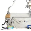 Bolso bandolera pequeño Le Cagole con efecto desgastado y dijes «Blanco» 7716402AA7A9000