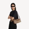 Bolso de hombro Le 7 para mujer, tamaño mediano, en color biscuit Bolso de hombro Le 7 para mujer, tamaño mediano, en color biscuit