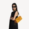 Bolso de hombro Le 7 para mujer, tamaño mediano, en color curry Bolso de hombro Le 7 para mujer, tamaño mediano, en color curry