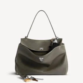 Bolso de mano grande de estilo Rodeo para mujer con dijes en color caqui Bolso de mano grande de estilo Rodeo para mujer con dijes en color caqui
