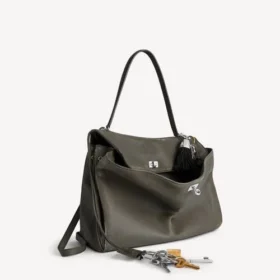 Bolso de mano grande de estilo Rodeo para mujer con dijes en color caqui Bolso de mano grande de estilo Rodeo para mujer con dijes en color caqui
