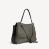 Bolso de mano grande de estilo Rodeo para mujer con dijes en color caqui Bolso de mano grande de estilo Rodeo para mujer con dijes en color caqui