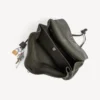 Bolso de mano grande de estilo Rodeo para mujer con dijes en color caqui Bolso de mano grande de estilo Rodeo para mujer con dijes en color caqui