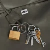 Bolso de mano grande de estilo Rodeo para mujer con dijes en color caqui Bolso de mano grande de estilo Rodeo para mujer con dijes en color caqui