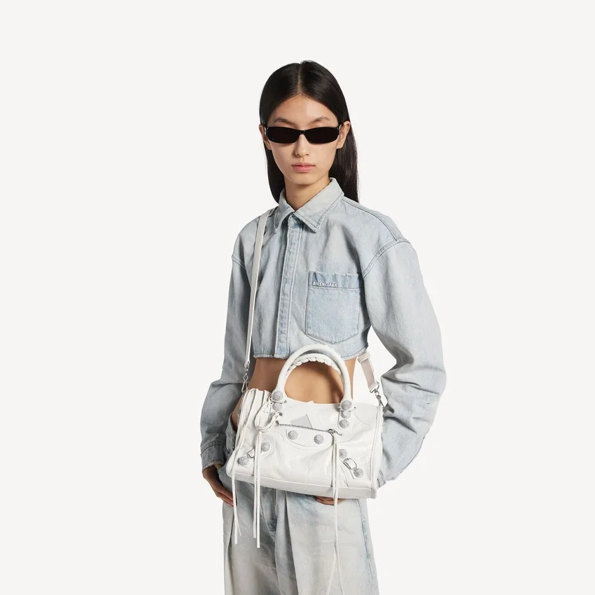 Bolso «Le City» para mujer, pequeño, con tachuelas gigantes y pedrería, en blanco óptico Bolso «Le City» para mujer, pequeño, con tachuelas gigantes y pedrería, en blanco óptico