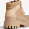 Bota baja de combate para hombre en color arena