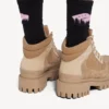 Bota baja de combate para hombre en color arena