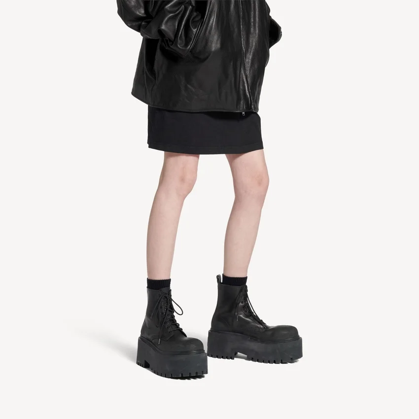 Botines de plataforma Strike para mujer en negro Botines de plataforma Strike para mujer en negro