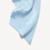 Bufanda de mujer en tono azul celeste con efecto desgastado Bufanda de mujer en tono azul celeste con efecto desgastado