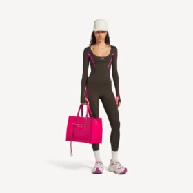 Camiseta ajustada de manga larga para mujer, estilo «techwear», en color marrón caqui/rosa neón