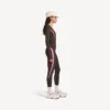 Camiseta ajustada de manga larga para mujer, estilo «techwear», en color marrón caqui/rosa neón Camiseta ajustada de manga larga para mujer, estilo «techwear», en color marrón caqui/rosa neón