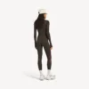 Camiseta ajustada de manga larga para mujer, estilo «techwear», en color marrón caqui/rosa neón Camiseta ajustada de manga larga para mujer, estilo «techwear», en color marrón caqui/rosa neón