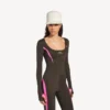 Camiseta ajustada de manga larga para mujer, estilo «techwear», en color marrón caqui/rosa neón Camiseta ajustada de manga larga para mujer, estilo «techwear», en color marrón caqui/rosa neón