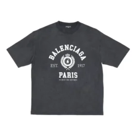 Camiseta de manga corta con logotipo Varsity «Negro desgastado» 612966TMV981000 Camiseta de manga corta con logotipo Varsity «Negro desgastado» 612966TMV981000