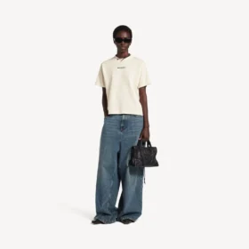 Camiseta de mujer Balenciaga con diseño trasero y corte medio en color crema
