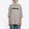 Camiseta unisex de manga corta, cuello redondo con estampado de letras en color liso, gris 661715TKVD58174
