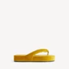 Chanclas «Jet Lag» para mujer en color mostaza Chanclas «Jet Lag» para mujer en color mostaza