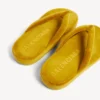 Chanclas «Jet Lag» para mujer en color mostaza Chanclas «Jet Lag» para mujer en color mostaza