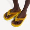 Chanclas «Jet Lag» para mujer en color mostaza Chanclas «Jet Lag» para mujer en color mostaza