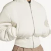 Chaqueta bomber corta de mujer en color marfil Chaqueta bomber corta de mujer en color marfil