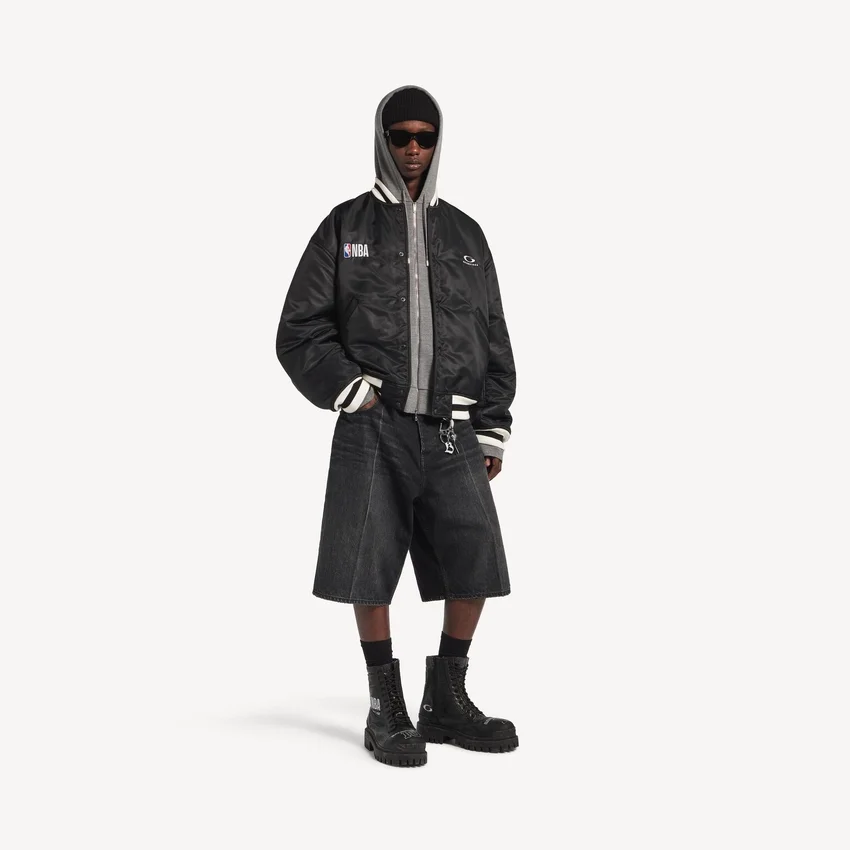 Chaqueta Coach de Balenciaga para hombre | Colaboración con la NBA en color negro Chaqueta Coach de Balenciaga para hombre | Colaboración con la NBA en color negro
