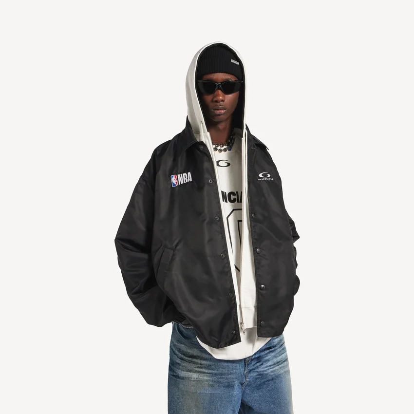 Chaqueta Coach de Balenciaga para hombre | Colaboración con la NBA en color negro Chaqueta Coach de Balenciaga para hombre | Colaboración con la NBA en color negro