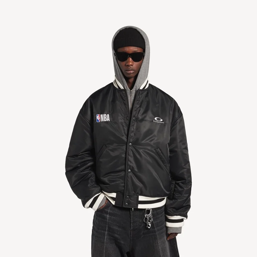 Chaqueta Coach de Balenciaga para hombre | Colaboración con la NBA en color negro Chaqueta Coach de Balenciaga para hombre | Colaboración con la NBA en color negro