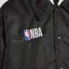 Chaqueta Coach de Balenciaga para hombre | Colaboración con la NBA en color negro Chaqueta Coach de Balenciaga para hombre | Colaboración con la NBA en color negro