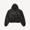 Chaqueta con capucha y parches para hombre en negro Chaqueta con capucha y parches para hombre en negro