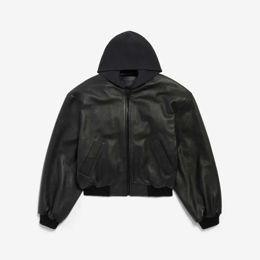 Chaqueta con capucha y parches para hombre en negro Chaqueta con capucha y parches para hombre en negro