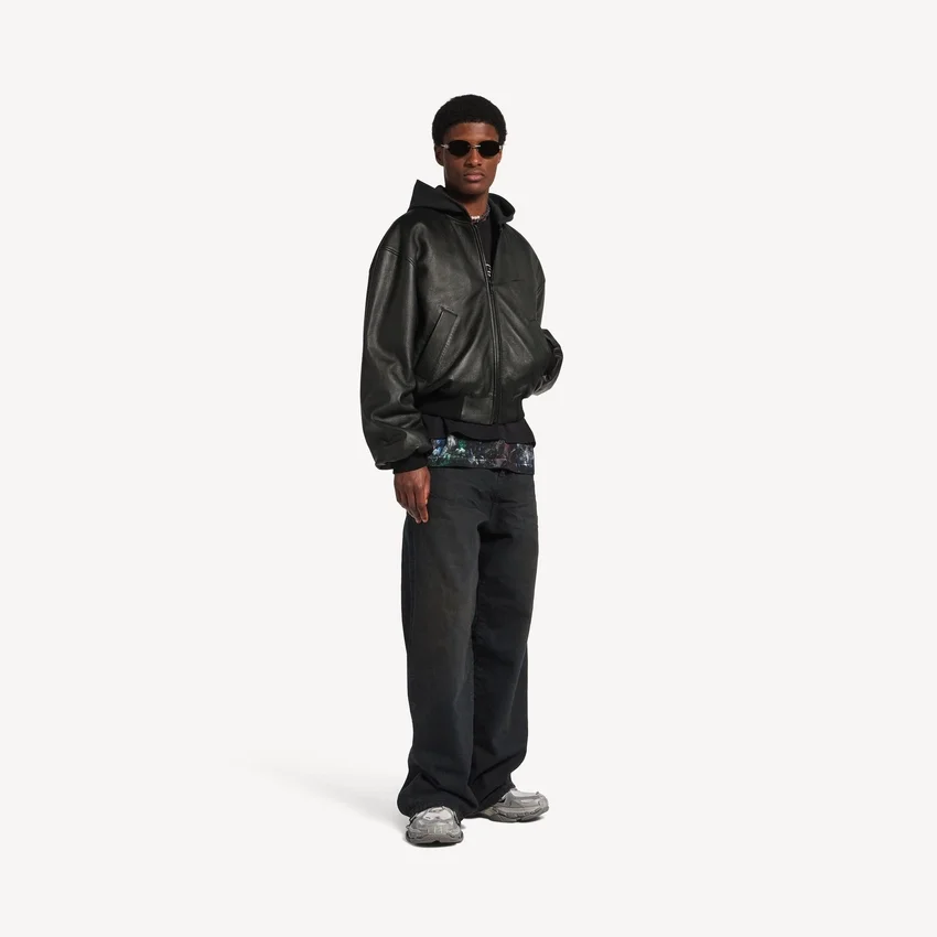 Chaqueta con capucha y parches para hombre en negro Chaqueta con capucha y parches para hombre en negro
