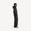 Chaqueta con capucha y parches para hombre en negro Chaqueta con capucha y parches para hombre en negro