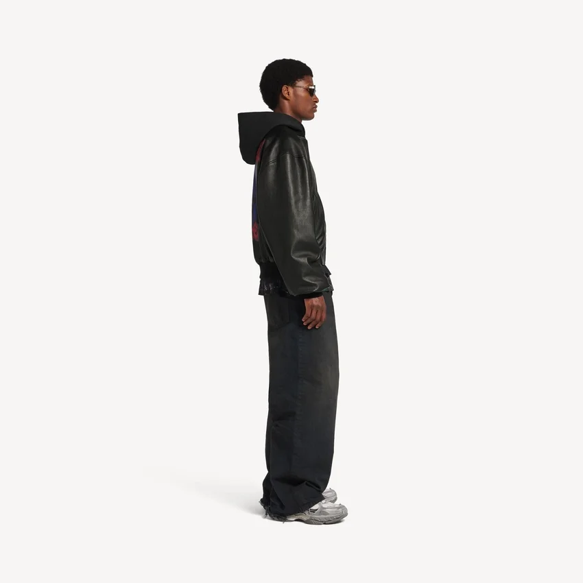 Chaqueta con capucha y parches para hombre en negro Chaqueta con capucha y parches para hombre en negro