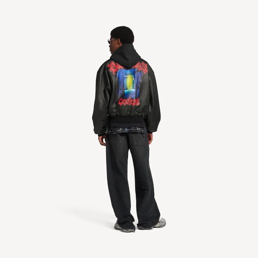 Chaqueta con capucha y parches para hombre en negro Chaqueta con capucha y parches para hombre en negro