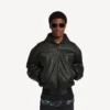 Chaqueta con capucha y parches para hombre en negro Chaqueta con capucha y parches para hombre en negro