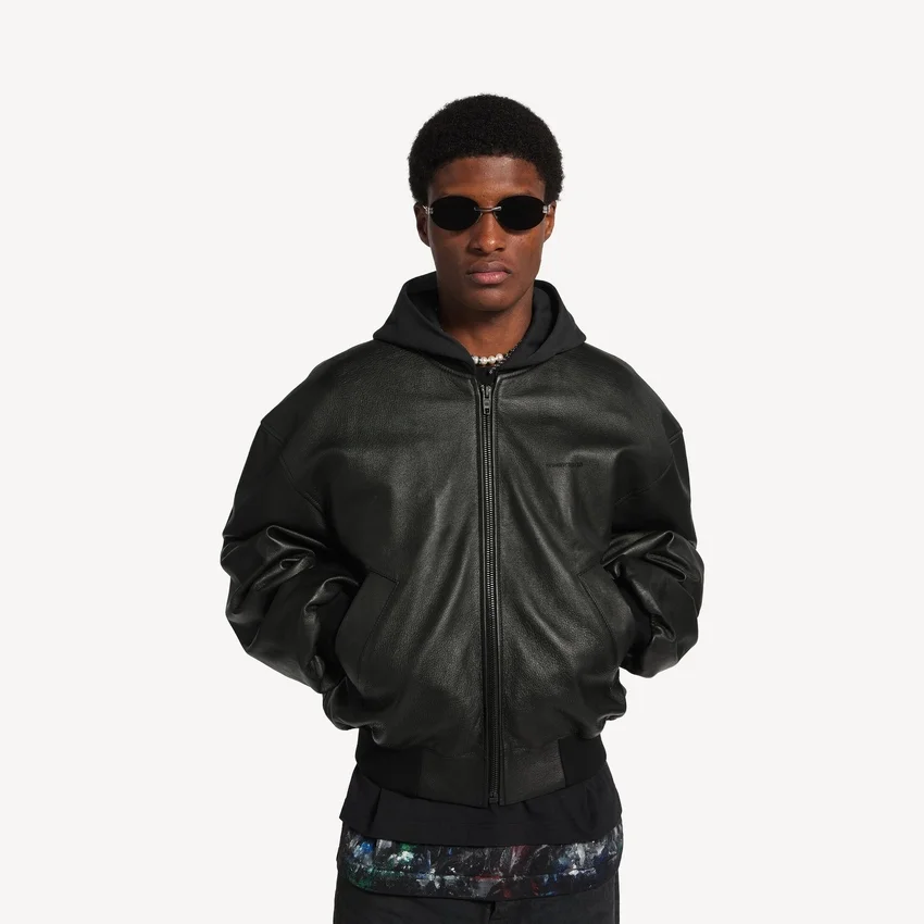 Chaqueta con capucha y parches para hombre en negro Chaqueta con capucha y parches para hombre en negro