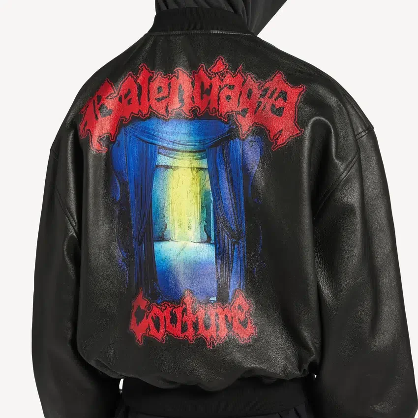Chaqueta con capucha y parches para hombre en negro Chaqueta con capucha y parches para hombre en negro