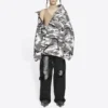 Chaqueta con hombros al aire Balenciaga FW21 para hombre, gris, 663004TKLD41240