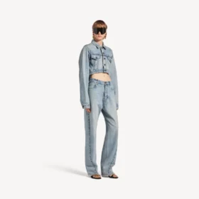 Chaqueta corta de corte curvo para mujer en azul claro decolorado