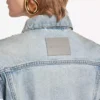 Chaqueta corta de corte curvo para mujer en azul claro decolorado Chaqueta corta de corte curvo para mujer en azul claro decolorado