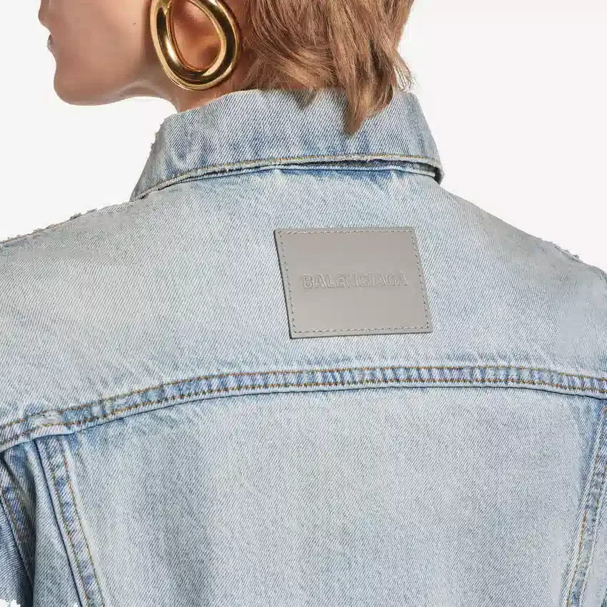 Chaqueta corta de corte curvo para mujer en azul claro decolorado Chaqueta corta de corte curvo para mujer en azul claro decolorado
