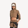 Chaqueta corta técnica para mujer en color camel Chaqueta corta técnica para mujer en color camel