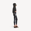 Chaqueta corta «techwear» para mujer en negro Chaqueta corta «techwear» para mujer en negro