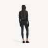 Chaqueta corta «techwear» para mujer en negro Chaqueta corta «techwear» para mujer en negro