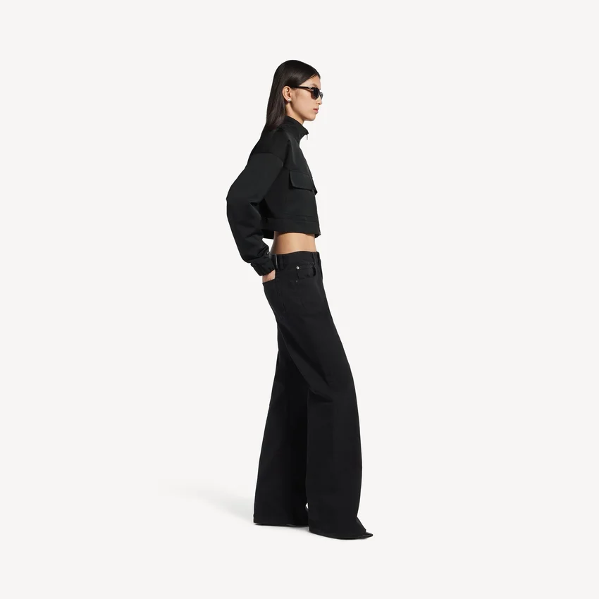 Chaqueta de chándal corta para mujer en negro Chaqueta de chándal corta para mujer en negro