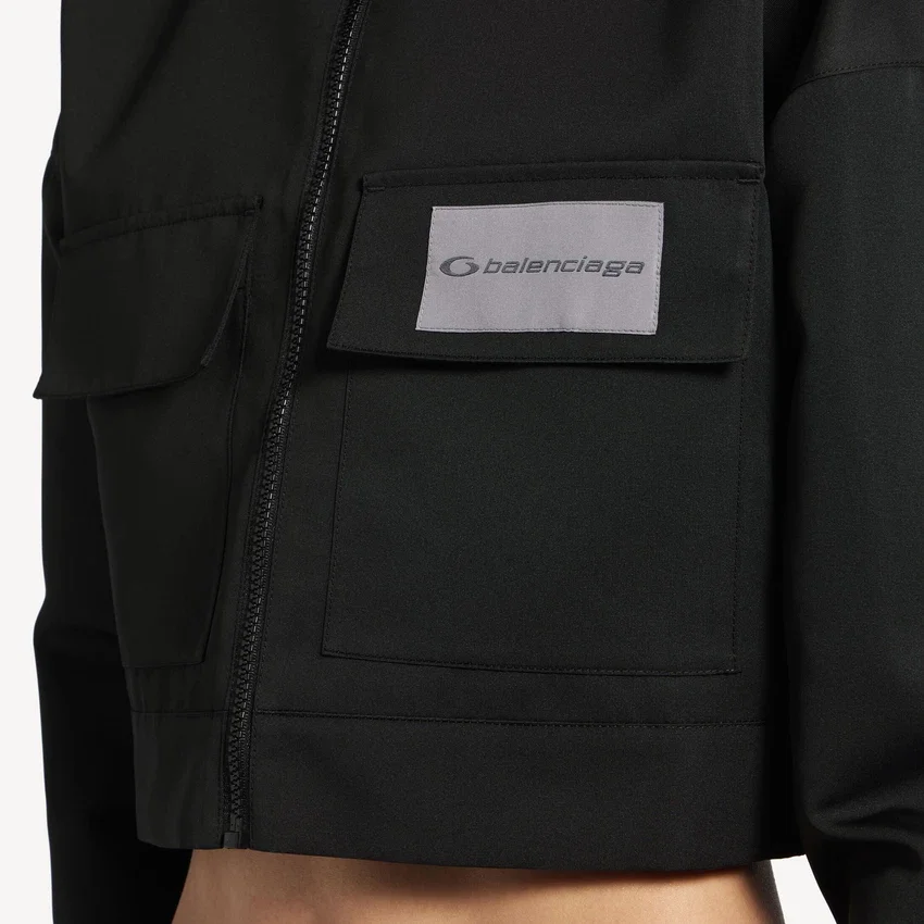 Chaqueta de chándal corta para mujer en negro Chaqueta de chándal corta para mujer en negro