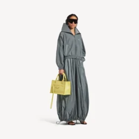 Chaqueta de chándal de cuello alto para mujer en color gris elefante