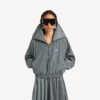 Chaqueta de chándal de cuello alto para mujer en color gris elefante Chaqueta de chándal de cuello alto para mujer en color gris elefante